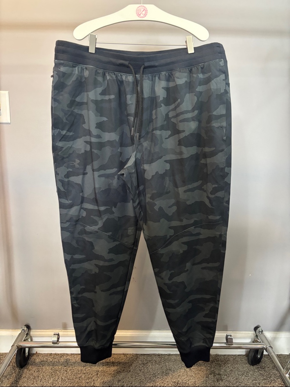 Under Armour Men's Black/Grey Camo Joggers with Cuffed Leg Opening size 2XL